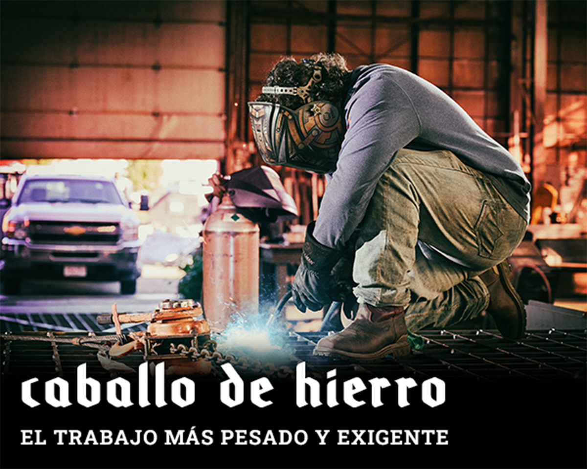 caballo de hierro. el trabajo mas pesado y exigente. Un hombre soldando y llevando puestas las Brock con puntera de composite en color marr&oacute;n.