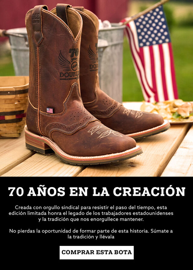 70 Años en la Creación. Creada Con Orgullo Sindical Para Resistir El Paso Del Tiempo, Esta Edición Limitada Honra El Legado De Los Trabajadores Estadounidenses Y La Tradición Que Nos Enorgullece Mantener.  No Pierdas La Oportunidad De Formar Parte De Esta Historia. Súmate a La Tradición Y Llévala al Futuro. Botas roperas del 70 aniversario en marrón, sobre madera y sobre una mesa de picnic. Comprar esta bota.