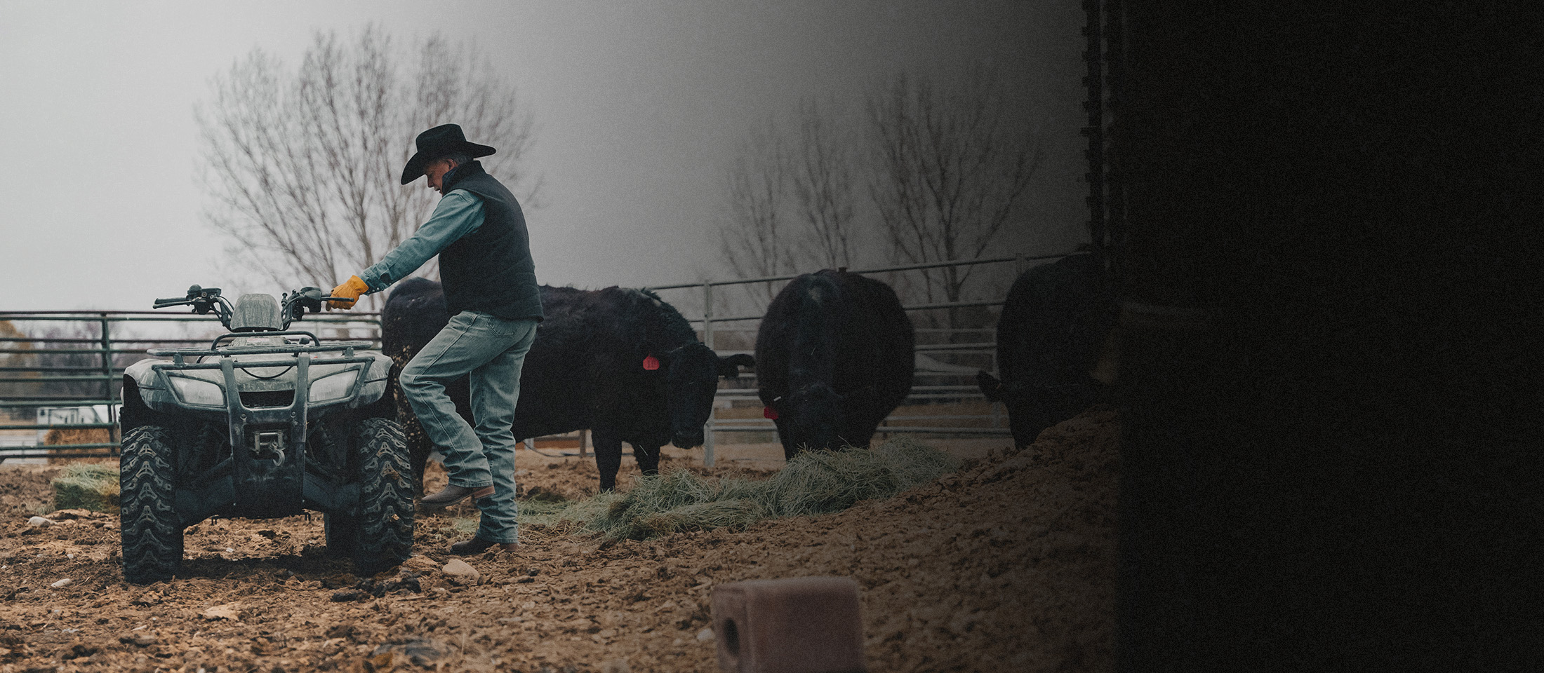 Un vaquero que trabaja en una granja con botas Double-H.